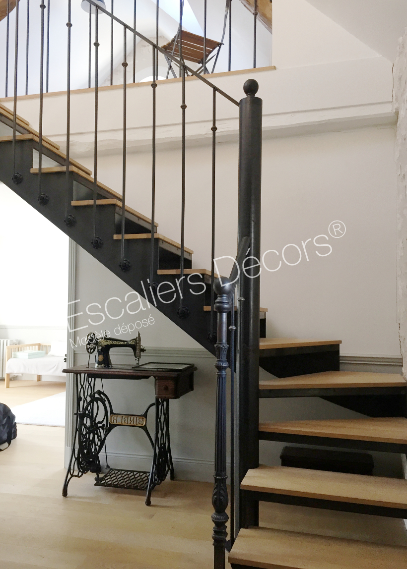 Photo DT115 - ESCA'DROIT® 1/4 Tournant Intermédiaire sans contremarches. Escalier d'intérieur style 'bistrot' en acier et bois pour une décoration rétro de caractère.